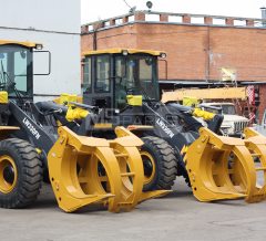 В наличии фронтальные погрузчики XCMG LW330FN с челюстными захватами